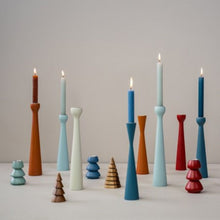 Lade das Bild in den Galerie-Viewer, Holz-Kerzenständer Cone 30 natur
