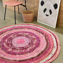 Lade das Bild in den Galerie-Viewer, Teppich Sari rund Pinguin-pink

